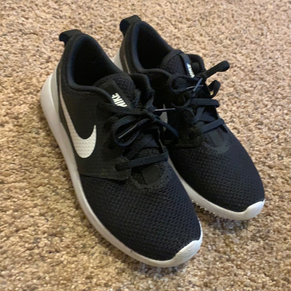 Black Nike golf shoes